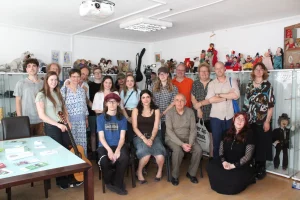 Gruppenfoto der Anwesenden bei der Vernissage zur Ausstellung Jugend, Kulturen, Demokratie