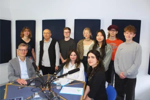 Gruppenfoto bei Radio Kaktus mit OB Tilman Fuchs